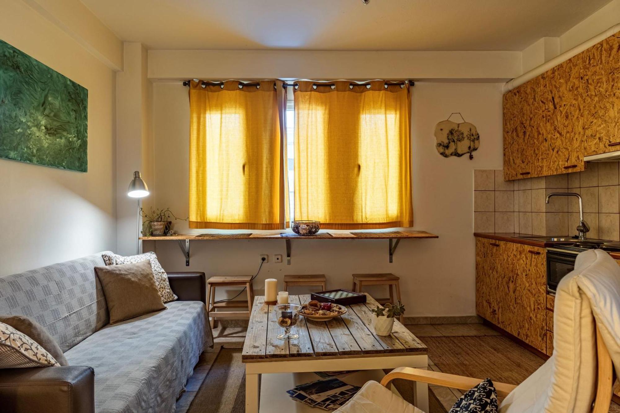 Downtown Central Suite With Private Parking كالاماتا المظهر الخارجي الصورة