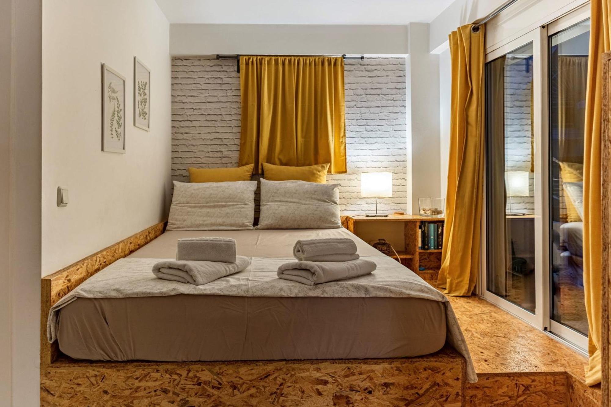 Downtown Central Suite With Private Parking كالاماتا المظهر الخارجي الصورة